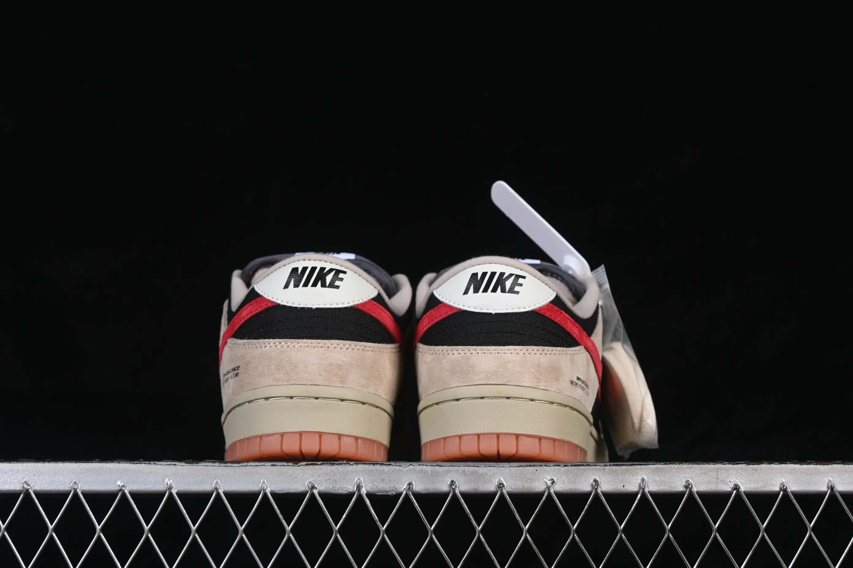 All categories Nk SB Dunk series Nk SB Dunk Low low-top sneakers Nike SB Dunk Low khaki black and red hook low-top casual sneakers HJ0367-200